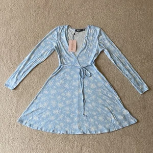 Brandneu mit Etikett Missguided Floral Ditsy Wickel Skater Mini Tee Kleid blau weiß Petite Größe 6 - Bild 1 von 3