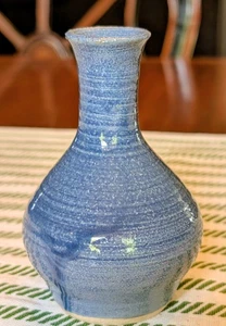 Jarrón pequeño Pretty Blue Cross Creek 1999 inicializado por Terry Hunt 4 1/2" de alto SSE - Imagen 1 de 9