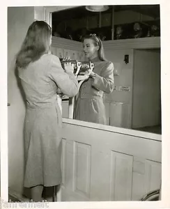 ORIGINAL B&W WARNER BROS 4x5 PHOTO ANDREA KING PIN UP GIRL 1940's #27 - Picture 1 of 1