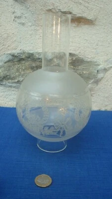 V58 Globe Lampe Pétrole Verre avec décors en relief acide ?  ancien decor noeud - Photo 1/4