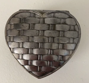 Caja de baratija vintage con tapa en forma de corazón forro rojo KI Japón 3" x 2,5" - Imagen 1 de 8