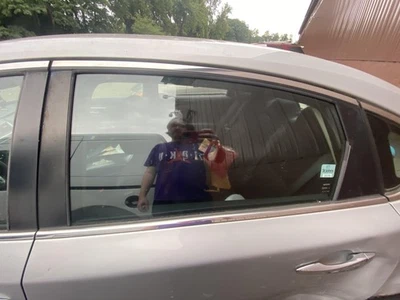 Puerta trasera izquierda vidrio usado se adapta a: Nissan Altima Sdn 2017 trasero izquierdo grado A Foto 1 de 4