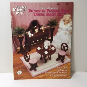 Juego de comedor de muñeca de moda victoriana patrón de lona de plástico ático de Annie - Imagen 1 de 6