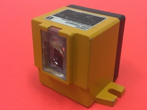 Omron - P/N: E3D-10DM2T - Photoelectric Sensor Switch - Picture 1 of 5