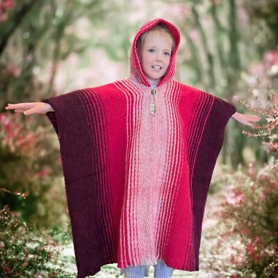 PONCHO ROJO CON CAPUCHA NIÑOS UNISEX LLAMA LANA CHAQUETA HECHA A MANO ROPA ACOGEDORA XS-L Foto 1 de 4