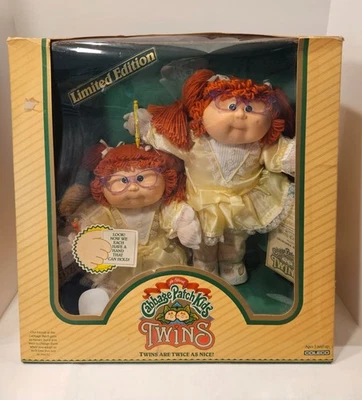 Cabbage Patch Kids 1986 gemelos ambas niñas/con pelo rojo, ojos verdes, gafas nuevo en caja Foto 1 de 4