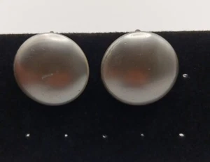 Lucite clip on earrings, 1" pearl grey vintage - Bild 1 von 4