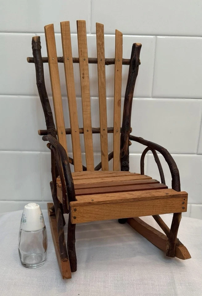 "Silla de muñeca vintage estilo nogal doblada miniatura 14"" de alto basculante" Foto 1 de 1