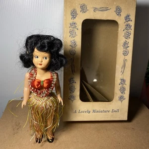 Seltene 50er Jahre MIB Hawaii Hula Mädchen Puppe Hartplastik 7,5" Schlafaugen - Bild 1 von 3