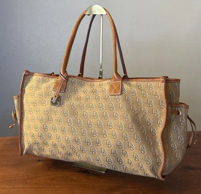 "Bolso de mano Dooney & Bourke grande de lona con monograma para pasar la noche 18"" raro de colección" Foto 1 de 4