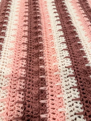 Nuevo ganchillo a mano rosa claro, rosa mediano y caoba rayas afgano Foto 1 de 4