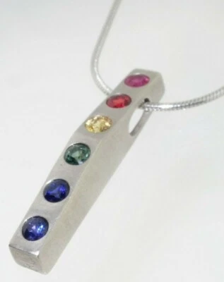 Colgante de zafiro natural multicolor chapado en rodio de plata de ley AAA 0,79 quilates  Foto 1 de 4