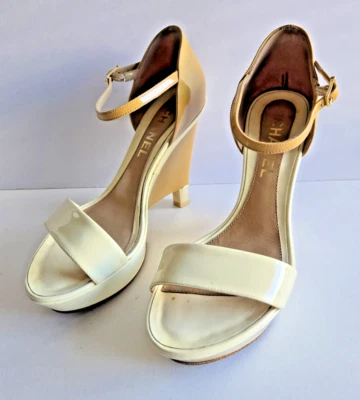 Chanel Beige Talla 7-7 1/2 Blanco Charol Correa al Tobillo Logo CC en Tacones Foto 1 de 4