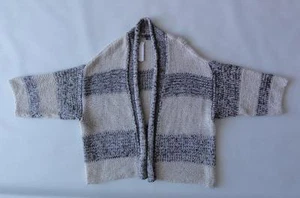 CÁRDIGAN ABIERTO VINCE MANGA 3/4 TEJIDO TEXTURIZADO, rayas HSO, talla M/L, precio de venta sugerido por el fabricante $425 - Imagen 1 de 6
