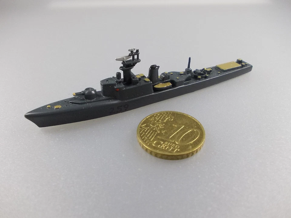 WIKING: Cacciatorpediniere Restigouche (Nr.32 K24) - Immagine 1 di 1