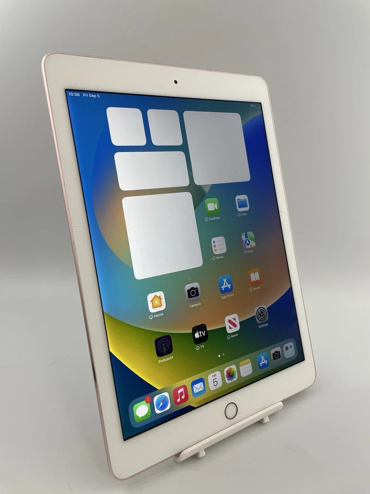 Apple iPad Pro 1st Gen A1673 Rose Gold WiFi 128GB 9.7" Retina iOS Tablet Cracked - Image 1 of 4