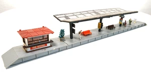 H0 - Bahnsteig Dach Kiosk Figuren Bänke - H0 - Gebäude Häuser Haus ---- COL 1457 - Bild 1 von 10