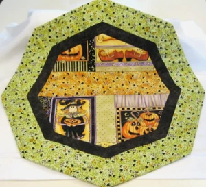 HALLOWEEN Tischaufsatz Kürbis Hexe HANDARBEIT ACHTECK DECKCHEN Herbst ENTZÜCKEND NEU - Bild 1 von 5