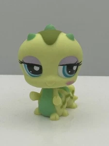 Littlest Pet Shop LPS #1324 Caterpillar Green Kiss Inchworm Blue Eyes - Picture 1 of 7
