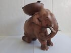 Figurine éléphant d'Asie vintage sculpté à la main en teck en bois agenouillé avec cendrier en laiton