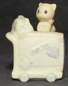 PRECIOUS MOMENTS - SUGAR TOWN SERIE - GEPÄCKWAGEN - FIGUR - 1986 - 150185 - Bild 1 von 10