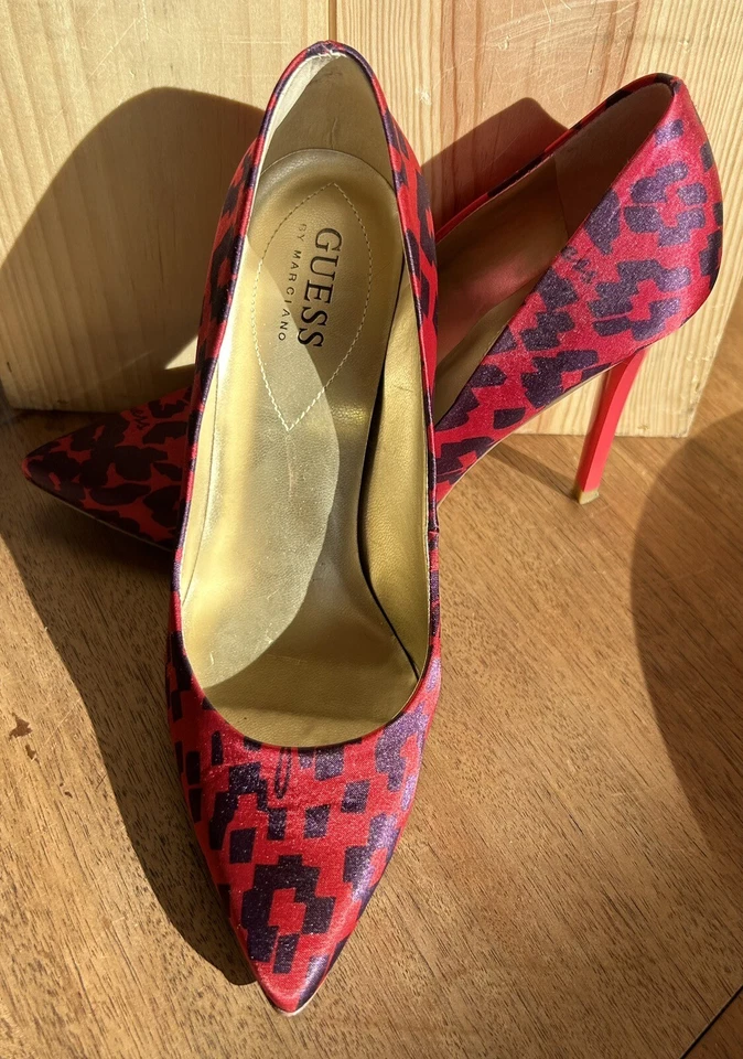 GUESS BY MARCIANO RASBERRY & NAVY SATEN PRINT WITH PINK PATENT LEATHER HEEL S7.5 - Image 1 of 4