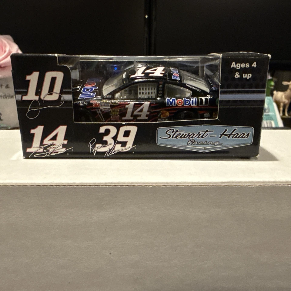 Action Racing Collectables Tony Stewart #14 Mobil 1 Negro 2013 SS LE Foto 1 de 4