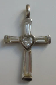 Croce in argento sterling con pietre taglio baguette e ciondolo pietra centrale a forma di cuore - Foto 1 di 2