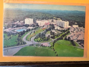 Cartolina: Concord Hotel, Kiamesha Lake, NY spedita 1967 Johnny Carson in piscina - Foto 1 di 2