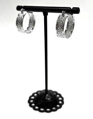 Nuovo Guess Lucidato Color Argento Testurizzati Like Catena Piatta Orecchini - Immagine 1 di 4