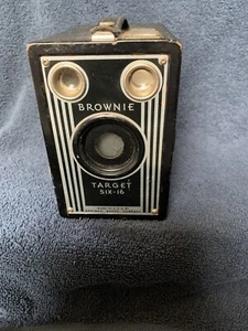 Brownie Target Six-16 Art Deco Box Camera - Eastman Kodak USA - 1940s - VINTAGE - Picture 1 of 7