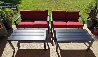 Juego de muebles de patio de exterior con cojines rojos y mesas de centro Foto 1 de 4