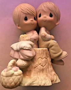 Figura de porcelana PRECIOUS MOMENTS "AMAOS UNOS A OTROS" de Enesco, de colección 1978 casi nueva - Imagen 1 de 5