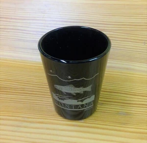 De colección Montana Viaje Souvenir Bar Shot Glass 1990 Arenas Vidrio Negro Peces Blancos - Imagen 1 de 7
