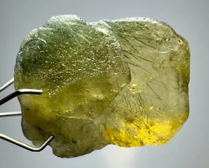 Cristal de apatita amarillo fluorescente ultra raro de 15 quilates con rutilo @AFG - Imagen 1 de 17