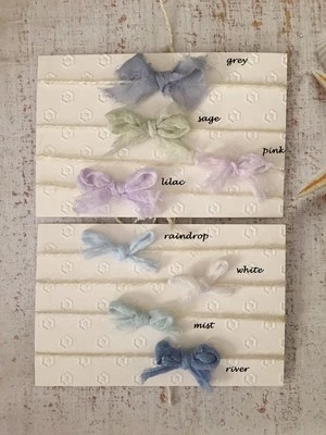 NUEVO - Lazo de pelo teñido a mano itsy bitsy en corbatas de yute para utilería fotográfica de bebé recién nacido Foto 1 de 4