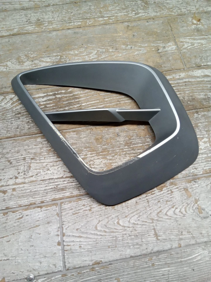 Cubierta de carenado de parrilla lateral izquierda 13 Triumph Trophy 1200 SE 2305398  Foto 1 de 4