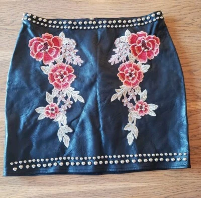 Minifalda floral talla mediana Romeo & Juliet Couture negra con tachuelas de cuero sintético usada en excelente estado Foto 1 de 4
