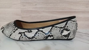 Monroe & Main Women's Slip On Flat Shoes Black/White Snake Printed Size 9W - Picture 1 of 7