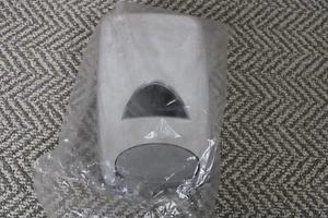 Dispensador de jabón líquido espumante Gojo gris 10,5" x 6,1" x 5,1" - Imagen 1 de 3