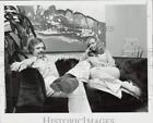 1977 Press Photo Dr. and Mrs. Jim Moore display her painting at their home.