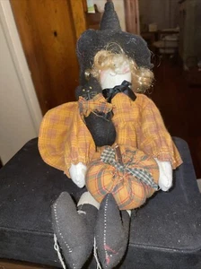 Victoria's Garden Puppe als Hexe verkleidet komplett mit schwarzer Katze und Kürbis 13 Zoll - Bild 1 von 6