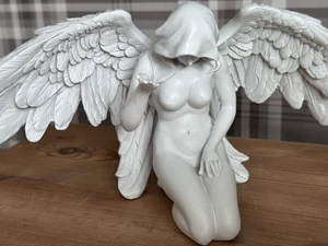 Estatuilla de ángel con capa arrodillado ofrenda de ángeles blancos de Némesis Now - Imagen 1 de 5