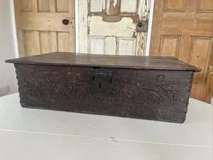 Antigua caja bíblica inglesa tallada en roble - Imagen 1 de 24