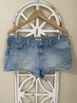 Y2K SO WEAR IT DECLARE IT size 15 LIGHTWASH LOW RISE FLAP POCKET JEAN SHORTS - Image 1 of 3