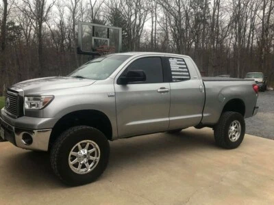 丰田苔原双驾驶室侧窗破损美国国旗图形  — 第 1/2 张图片