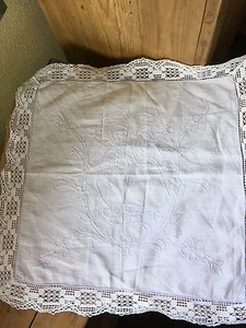 French Vintage Embroidered Table Centrepiece with Romantic Scene - Foto 1 di 12