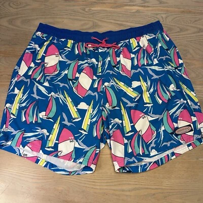 Baús de natação masculinos Vineyard Vines XT TALL 8” azul e rosa veleiro estampado por toda parte - Imagem 1 de 4
