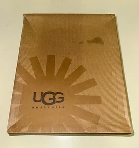 UGG WOMENS BAILEY BUTTON 5803 W/BLBW WOMENS US SIZE 6 - Picture 1 of 12