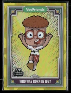 2025 Topps Chrome VeeFriends #89 Chi è nato nel 1997 rifrattore giallo - Foto 1 di 2